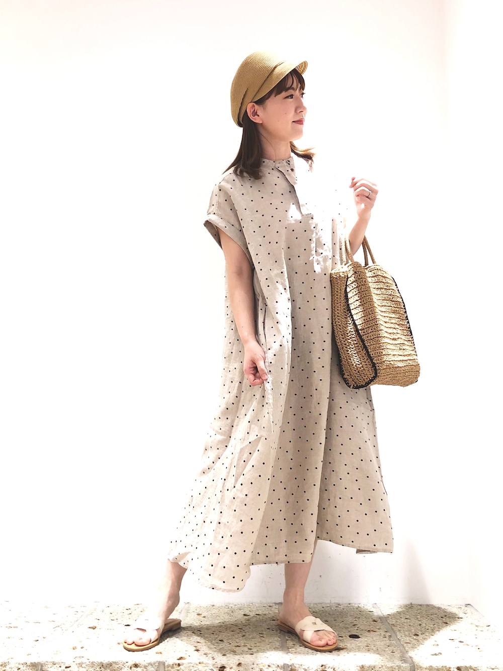 「カジュアルスタイル、大人かわいい、サンダルコーデ、夏、ママファッション、骨格ストレート、アーバンリサーチドアーズ、夏コーデ、大人女子、大人可愛い、お出かけコーデ、ママコーデ」｜「URBAN RESEARCH DOORSのリネンドットフレアワンピース（ワンピース、ベージュ系）」を使った、kabaさん（骨格ストレート・レディース・160cm）の春コーディネートの1枚目の写真