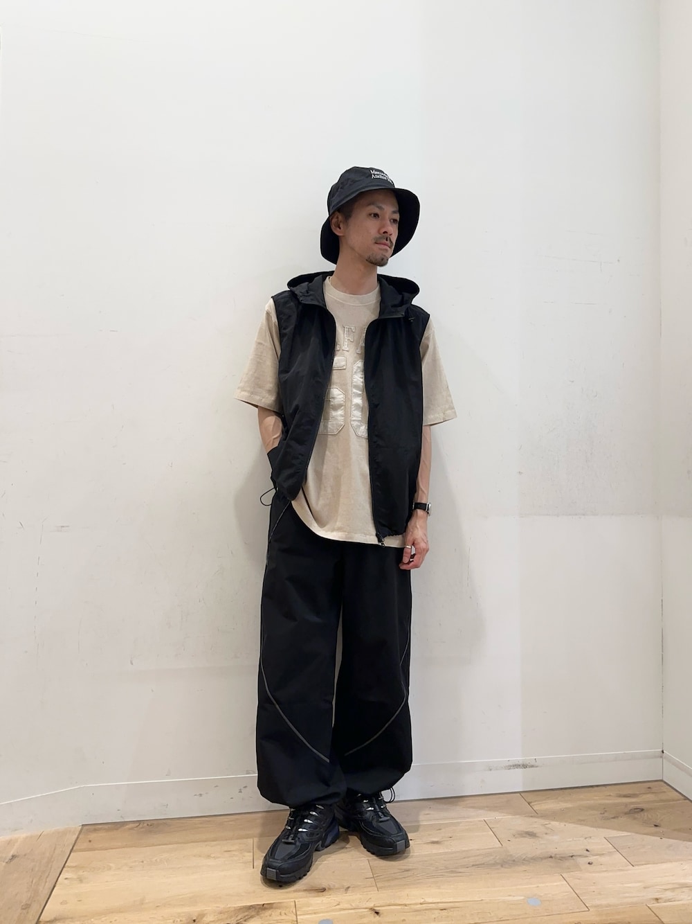 ブラック系のベスト、ベージュ系のTシャツ/カットソー、その他のその他パンツを着用したメンズの夏コーディネートの1枚目の写真