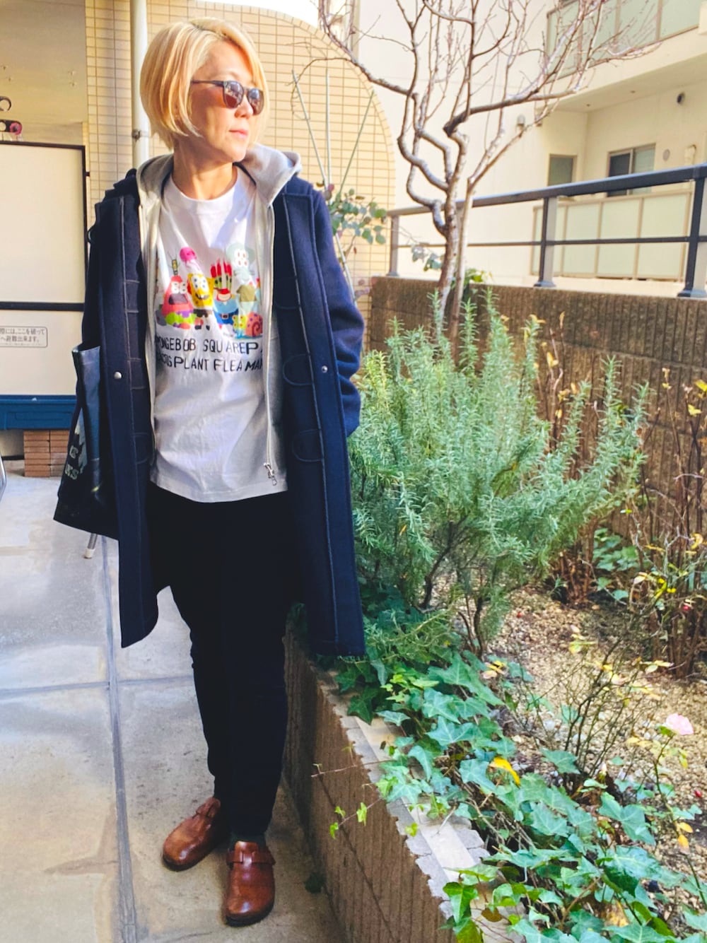 「高身長女子、ダッフルコート、ネイビーコート、UT、スポンジボブ、カクタス、cactus、CACTUS PLANT FLEA MARKET、ビルケンシュトック、革靴、スリッポン、金髪、50代ファッション、サングラス」｜「UNIQLOのアイテム（Tシャツ/カットソー、ホワイト系）」を使った、yudetamagoさん（レディース・171cm）の冬コーディネートの1枚目の写真