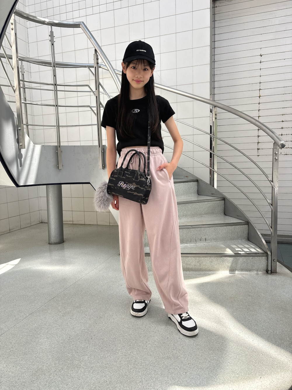 ピンク スウェット パンツ コーデ