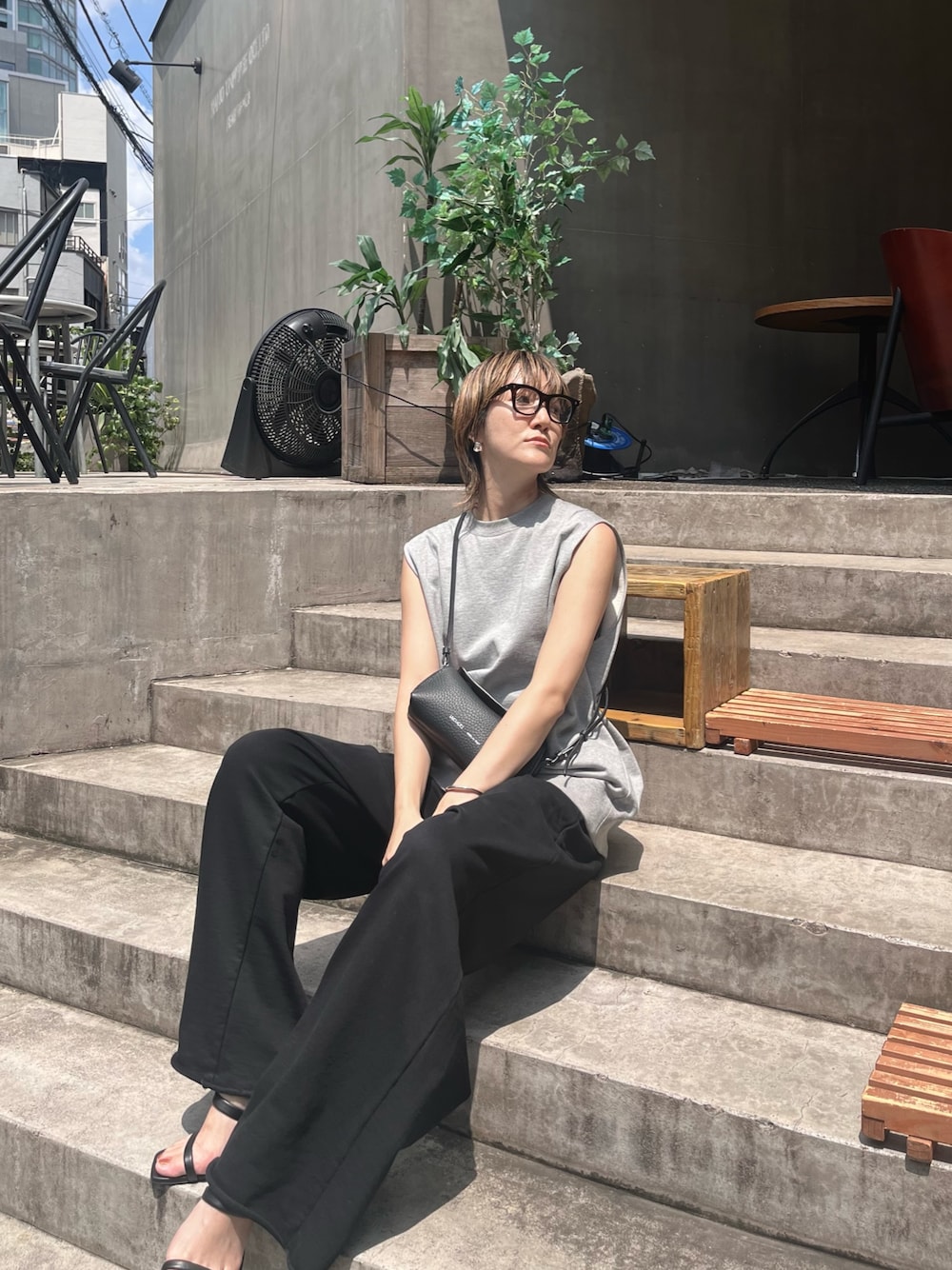 ブラック系のショルダーバッグを着用したレディースの夏コーディネートの1枚目の写真