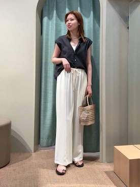 「Jena espace merveilleux(ジェナ エスパスメルヴェイユ)の【ほんのり個性をプラス】バックバルーンシャツ(シャツ/ブラウス、グレー系)」を使った、みさきさん(レディース・167cm)の夏コーディネート