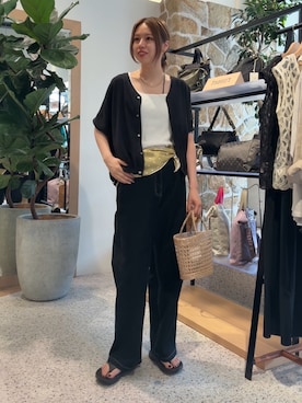 「Jena espace merveilleux（ジェナ　エスパスメルヴェイユ）の〈7/17インスタライブご紹介アイテム〉裾ドロストVネックシャツ（シャツ/ブラウス、ブラック系）」を使った、みさきさん（レディース・167cm）の夏コーディネート