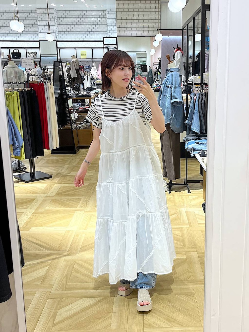 「カジュアル、フェミニン、ガーリー、ワンピース、春コーデ、夏コーデ」｜「LOWRYS FARMのフライスチビＴシャツＳＳ 111954（Tシャツ/カットソー、ホワイト系）」を使った、fuku5662さん（レディース・160cm）の夏コーディネートの1枚目の写真