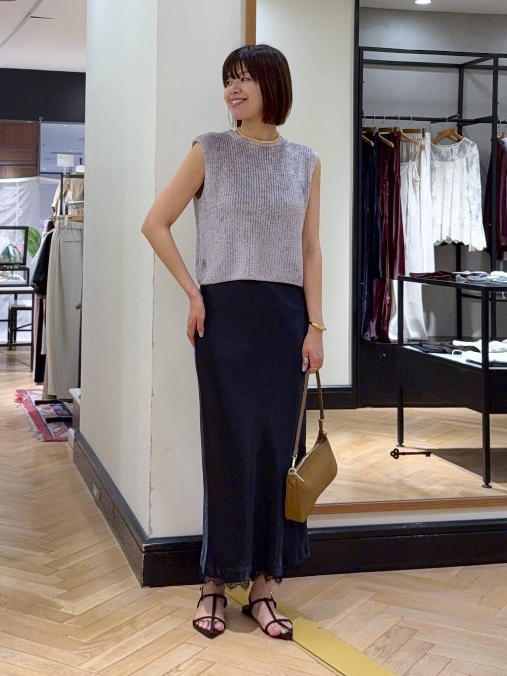 ブラウン系のサンダル、グレー系のニット/セーター、ブルー系のワンピースを着用したレディースの夏コーディネートの1枚目の写真