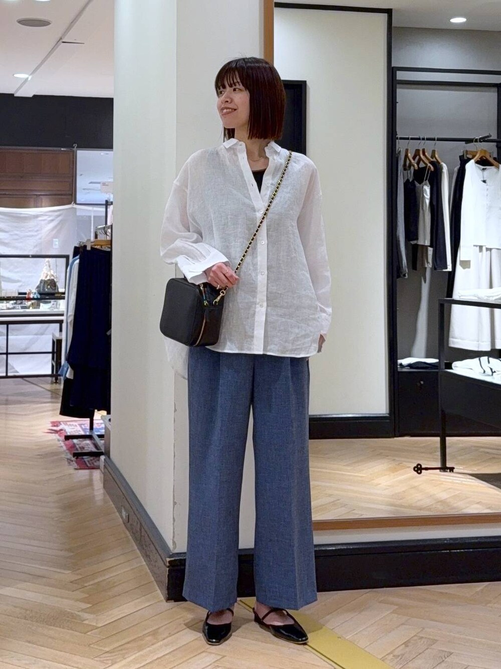 ホワイト系のシャツ/ブラウス、ブルー系のその他パンツ、ブラック系のパンプスを着用したレディースの春コーディネートの1枚目の写真