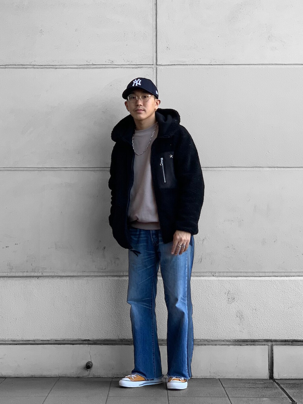 「Schott、休日スタイル、スウェット、キャップ、NEWERA、ストリート、フリース、ボアジャケット、コンバース、シンプルスタイル、オーバーサイズ、大人カジュアル、ビッグシルエット、スニーカー、低身長」｜「schottのSchott/ショット/EMB. CREW SWEAT LOGO/刺繍 クルースウェット（スウェット、ベージュ系）」を使った、RYOHEI  TOTOKIさん（メンズ・165cm）の秋コーディネートの1枚目の写真