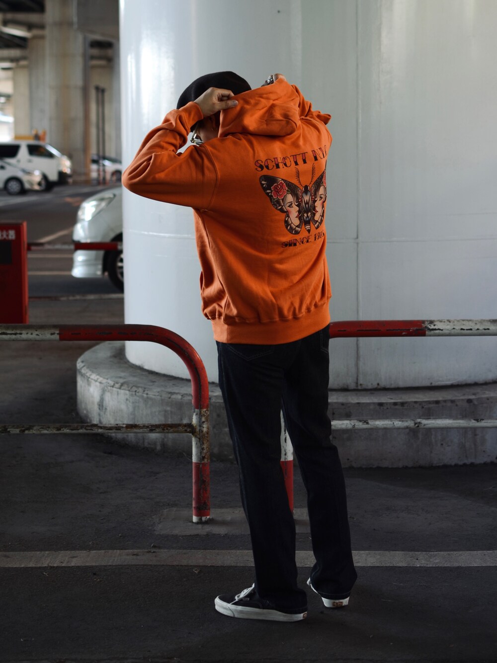 「Schott、ショット、アメカジ、ストリート、低身長コーデ、ベレー帽、パーカー、サングラス、ブラックデニム、スニーカー、VANS」｜「schottのSchott/ショット/HOODED SWEAT CHICANA/チカーナ パーカー（パーカー、オレンジ系）」を使った、RYOHEI  TOTOKIさん（メンズ・165cm）の秋コーディネートの1枚目の写真