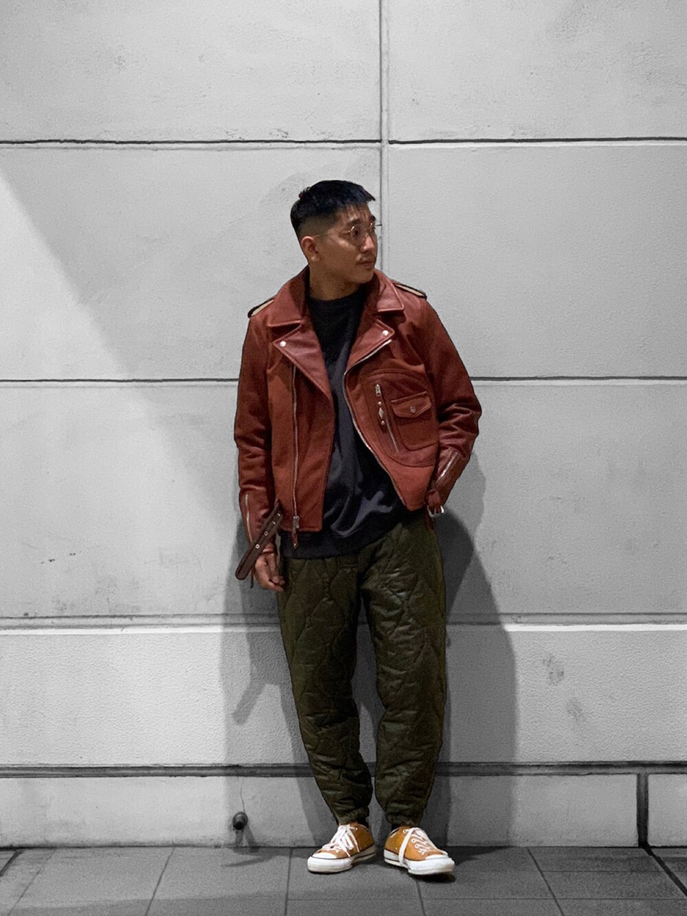 「Schott、ストリート、ブラウン、ライダース、ナイロンパンツ、キルティング、コンバース、レザージャケット、秋コーデ、低身長コーデ、ミリタリーコーデ、ブラウンコーデ、スニーカー、秋のコーデ」｜「schottのアイテム（ライダースジャケット、ブラウン系）」を使った、RYOHEI  TOTOKIさん（メンズ・165cm）の秋コーディネートの1枚目の写真