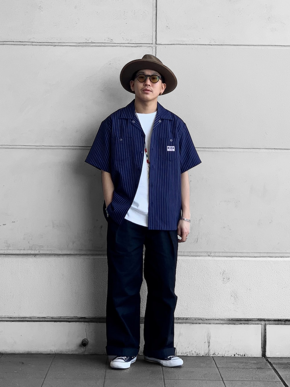 「SCHOTT、アメカジ、ストリート、休日スタイル、春夏コーデ、シャツスタイル、ハット、ストライプシャツ、コンバース、大人カジュアル、ストライプ、夏コーデ、低身長男子」｜「schottのSCH-STRIPE　WORK　SH（シャツ/ブラウス、ブルー系）」を使った、RYOHEI  TOTOKIさん（メンズ・165cm）の春コーディネートの1枚目の写真