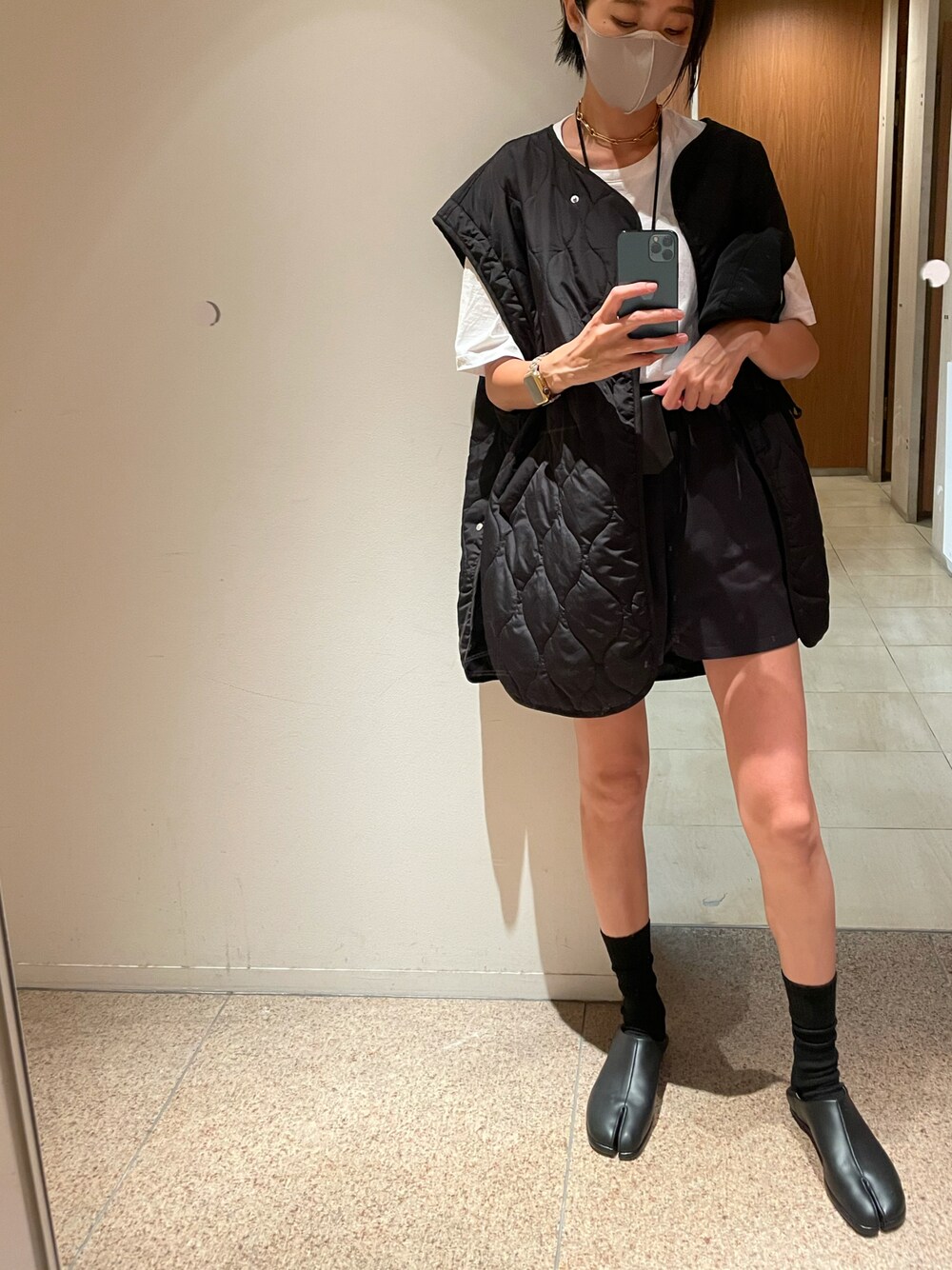 「大人カジュアル、モード、モノトーン、モノトーンコーデ、キルティング、ベスト、ソックス、休日コーデ、秋のコーデ」｜「Maison Margielaの"TABI" - shoes（ドレスシューズ、ブラック系）」を使った、u  r  iさん（レディース・170cm）の秋コーディネートの1枚目の写真