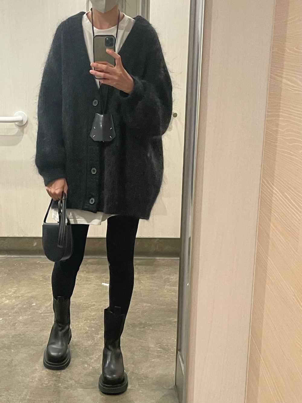 「秋のコーデ、休日スタイル、モノトーン、モノトーンコーデ、ママコーデ、モヘアニット、サイドゴアブーツ、Maison Margiela、BOTTEGA VENETA、LOEWE」｜「BOTTEGA VENETAのアイテム（ブーツ、ブラック系）」を使った、u  r  iさん（レディース・171cm）の秋コーディネートの1枚目の写真