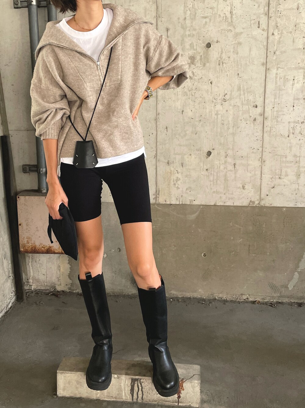 ベージュ系のニット/セーターを着用したレディースの秋コーディネートの1枚目の写真