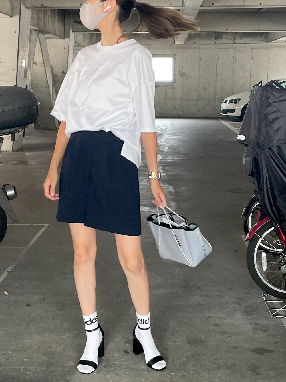 「スポーツミックス、アレキサンダーワン、Alexander Wang、BALENCIAGA、ショートパンツ、Tシャツ、サンダル、サンダルに靴下、オトナカジュアル、シンプルコーデ、adidas、ootd、休日スタイル、ママコーデ、summer」｜「alexanderwangのAlexander Wang - Abby サンダル - women - スエード/レザー - 38（サンダル、ブラック系）」を使った、u  r  iさん（レディース・170cm）の夏コーディネートの1枚目の写真