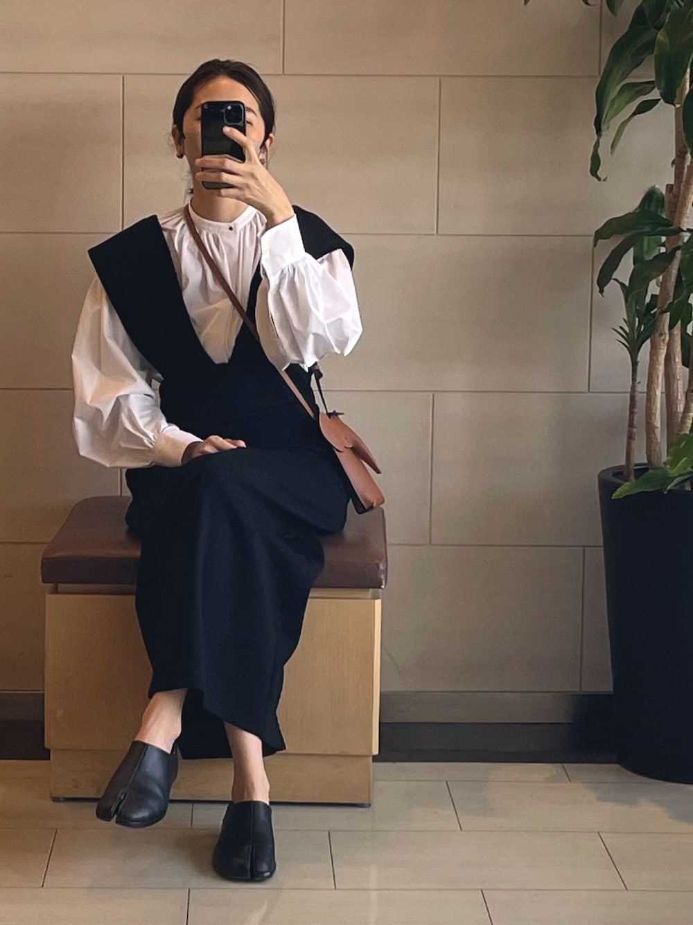 「シンプルコーデ、オトナカジュアル、キレイめ、LOEWE、ジャンパースカート、ブラウス、HYKE、Maison Margiela、タビシューズ、ママコーデ、春休み、ランチ、モノトーン」｜「Maison Margielaの"TABI" - shoes（ドレスシューズ、ブラック系）」を使った、u  r  iさん（レディース・170cm）の春コーディネートの1枚目の写真