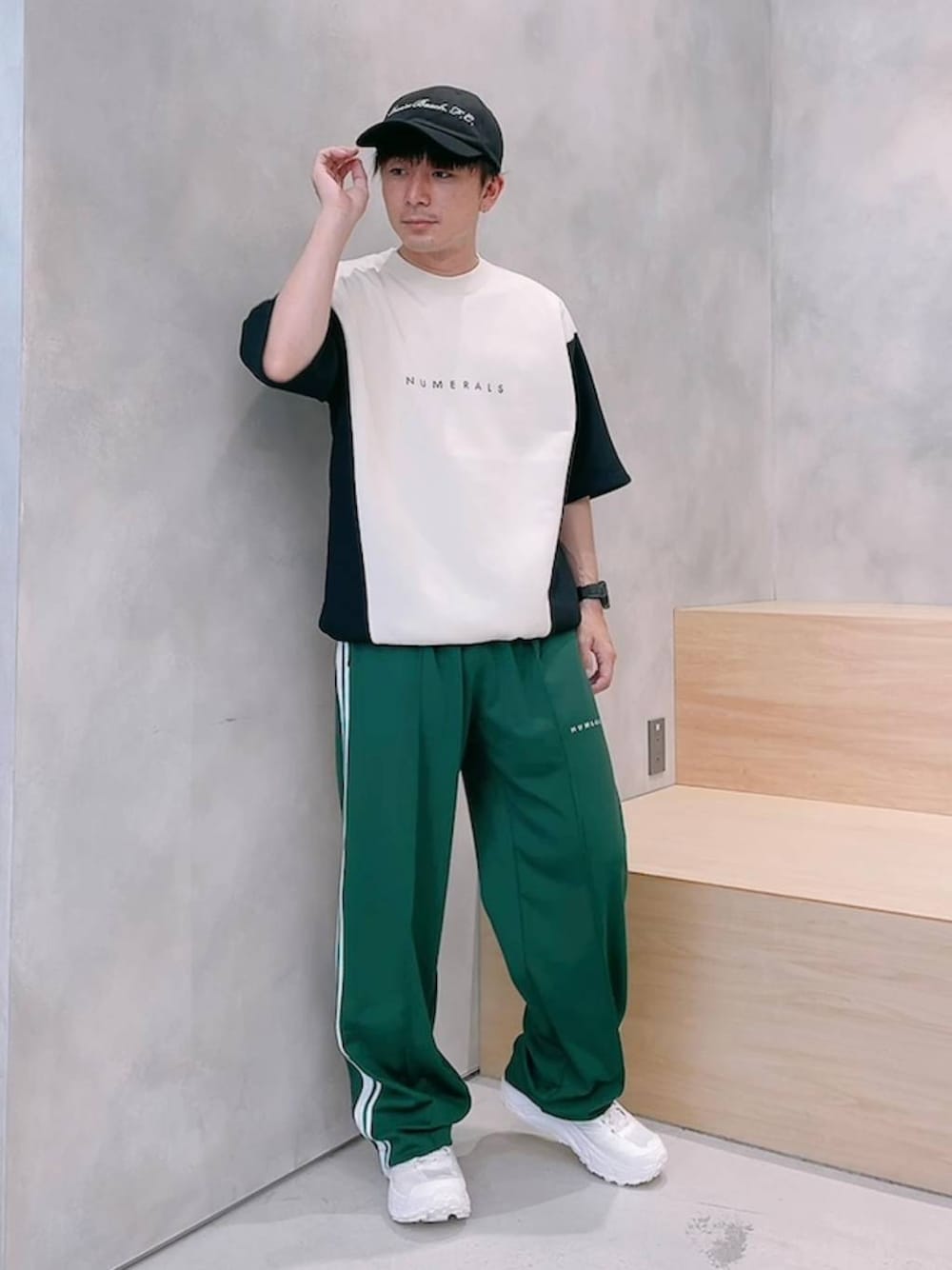 「スウェット、Tシャツ、スポーツミックス、低身長、ワントーン、ヴィンテージ、オーバーサイズ、niko and ...、NUMERALS」｜「NUMERALSの【VBFC（ベニスビーチフットボールクラブ）】キャップ（キャップ、ブラック系）」を使った、ニコまるさん（メンズ・168cm）の春コーディネートの1枚目の写真