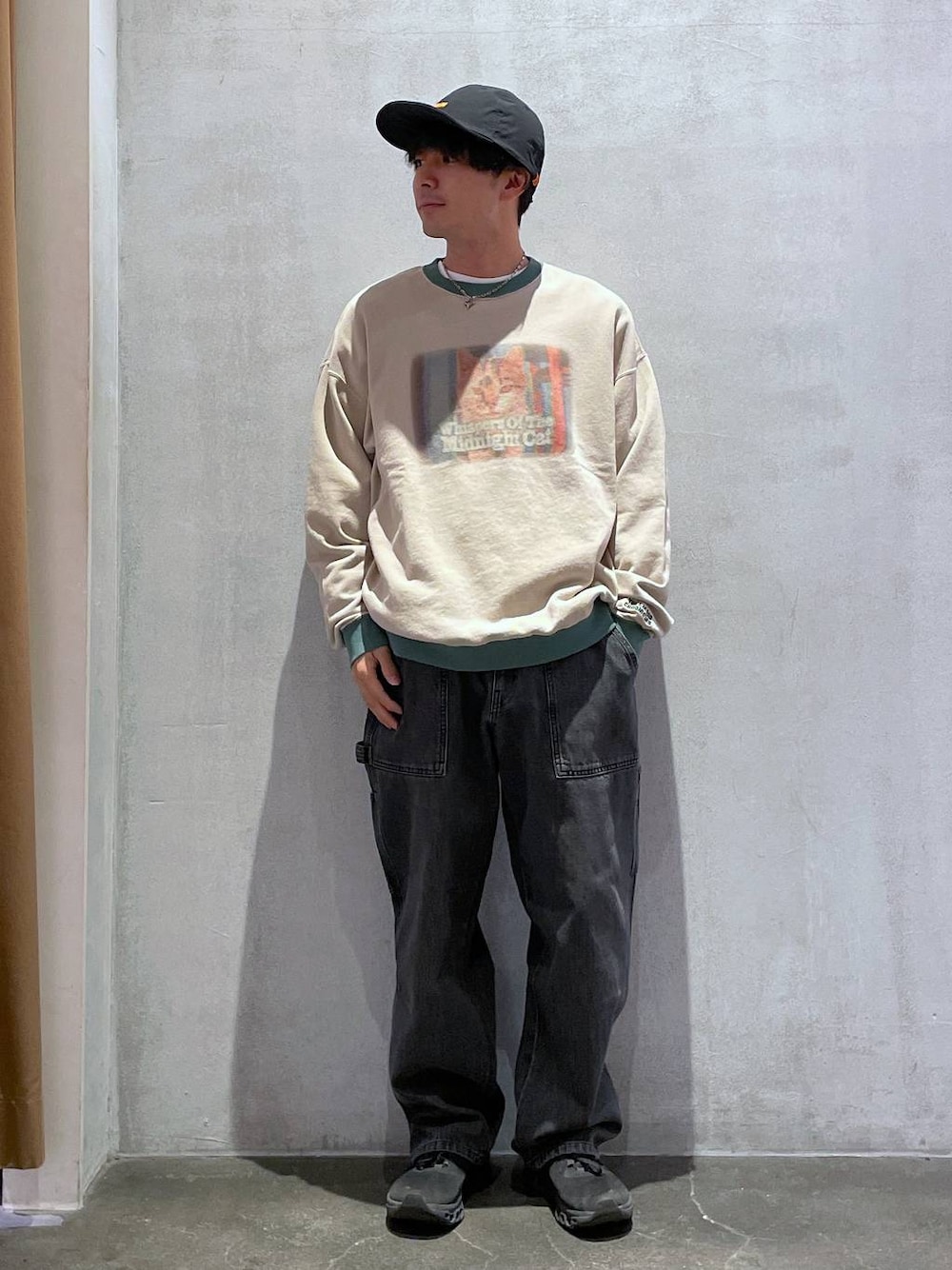「デニムパンツ、NKJコーデ_niko and ...、niko and ...、低身長、ワントーン、ヴィンテージ、オーバーサイズ、ワイドパンツ、スウェット、andST」｜「niko and...の【niko and ...JEANS 2025SS】ペインターデニムパンツ（デニムパンツ、ブラック系）」を使った、ニコまるさん（メンズ・168cm）の冬コーディネートの1枚目の写真