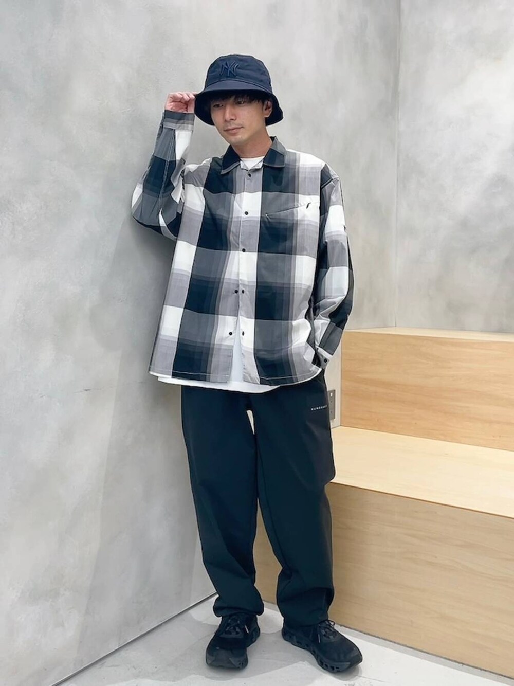 「低身長、ワントーン、ヴィンテージ、オーバーサイズ、ワイドパンツ、niko and ...、NUMERALS、シャツ、チェック、バケットハット」｜「Onの【On(オン)】Cloudmonster（スニーカー、ブラック系）」を使った、ニコまるさん（メンズ・168cm）の夏コーディネートの1枚目の写真