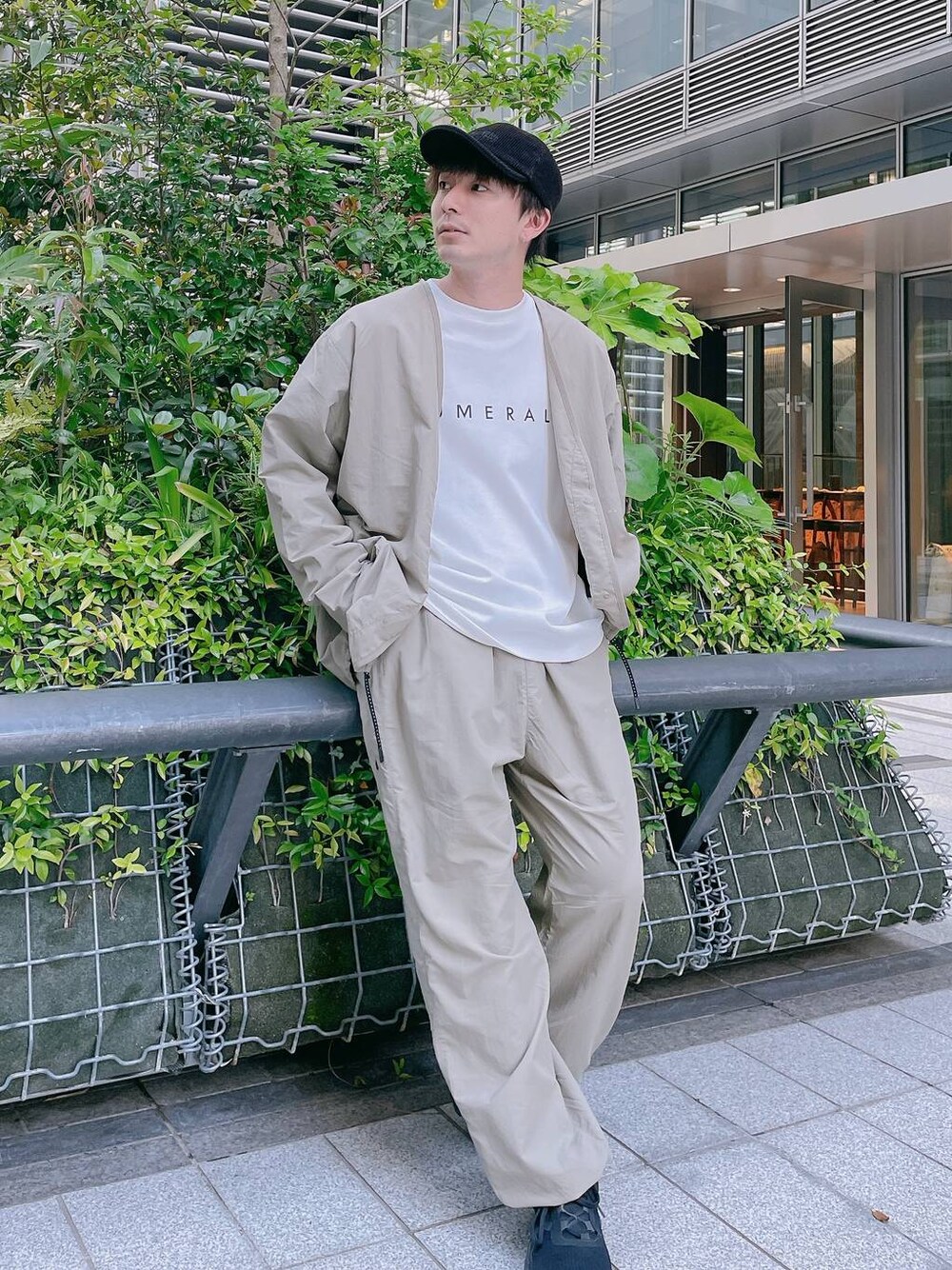 「オーバーサイズ、ワイドパンツ、niko and ...、低身長、ワントーン、ヴィンテージ、NUMERALS、カーディガン、ロンT、セットアップ」｜「NUMERALSの【NUMERALS】ライトトラックパンツ（その他パンツ、グリーン系）」を使った、ニコまるさん（メンズ・168cm）の春コーディネートの1枚目の写真