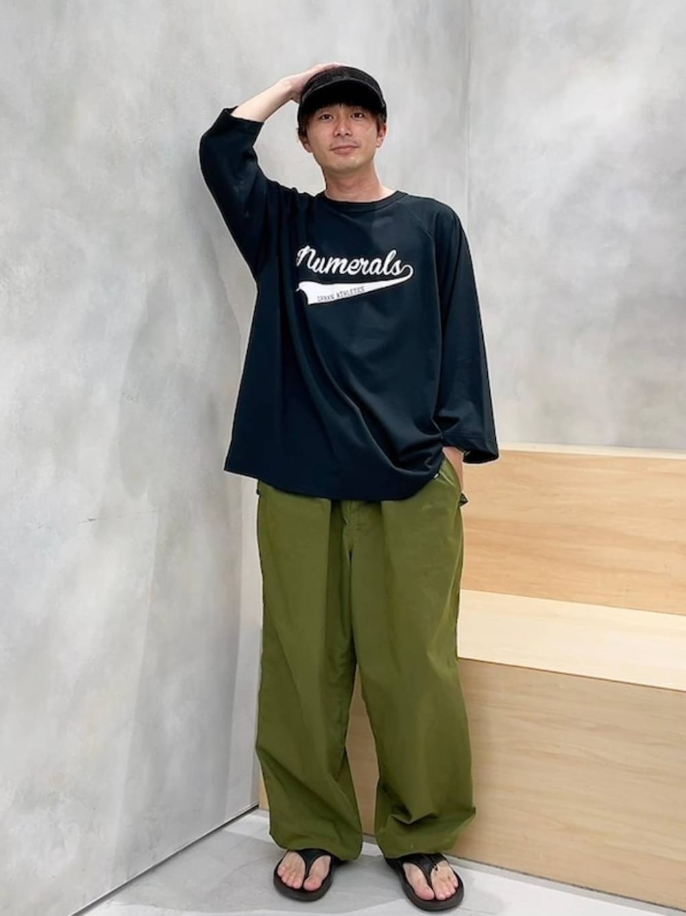 「ワイドパンツ、niko and ...、NUMERALS、ミリタリー、Tシャツ、低身長、ヴィンテージ、オーバーサイズ」｜「OOFOSの【OOFOS(ウーフォス)】OOriginal（サンダル、ブラック系）」を使った、ニコまるさん（メンズ・168cm）の夏コーディネートの1枚目の写真