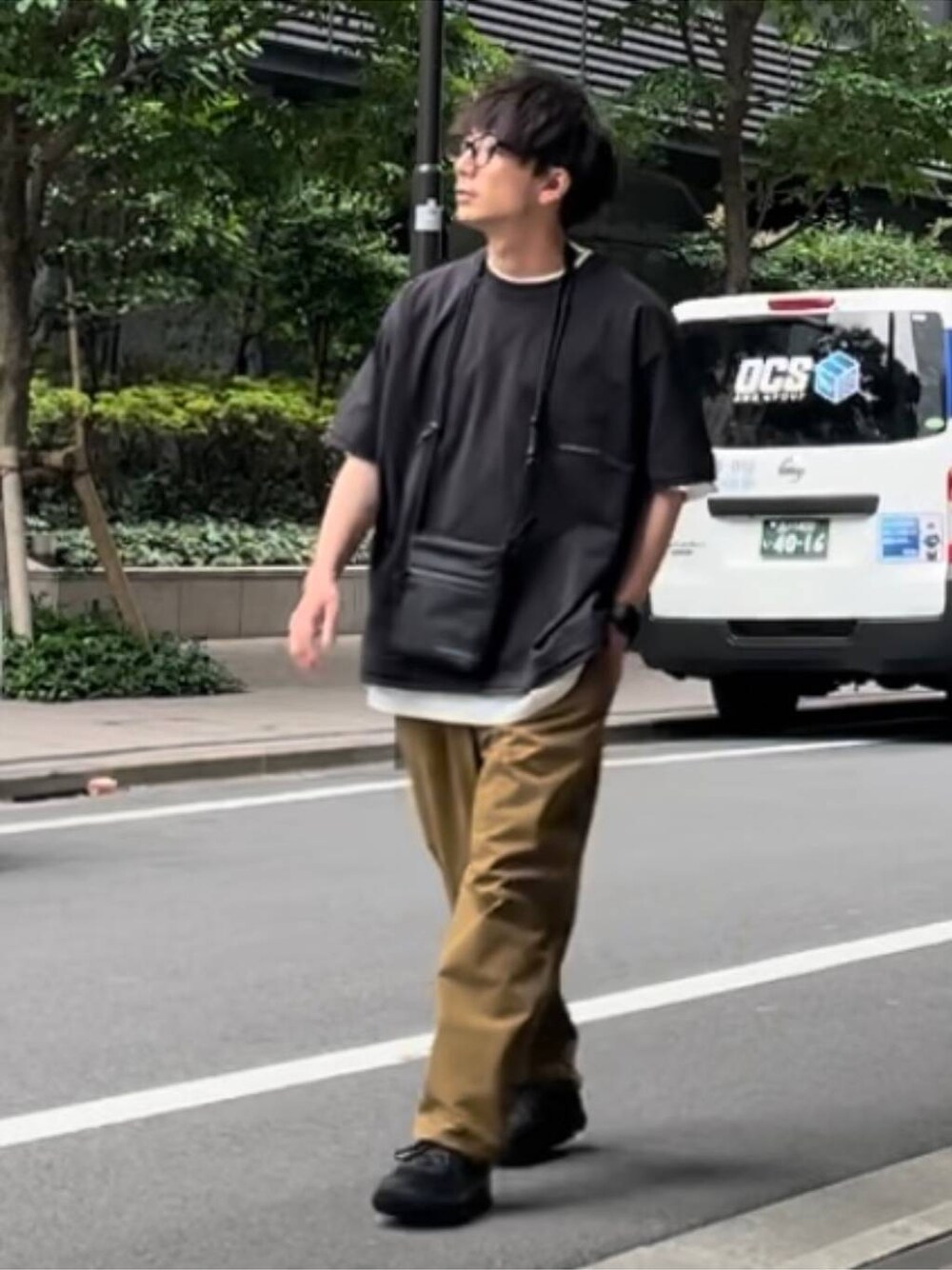 「低身長、ワントーン、ヴィンテージ、オーバーサイズ、ワイドパンツ、niko and ...、NUMERALS、Tシャツ」｜「NUMERALSの[NUMERALS]ミニショルダー（ショルダーバッグ、ブラック系）」を使った、ニコまるさん（メンズ・168cm）の夏コーディネートの1枚目の写真