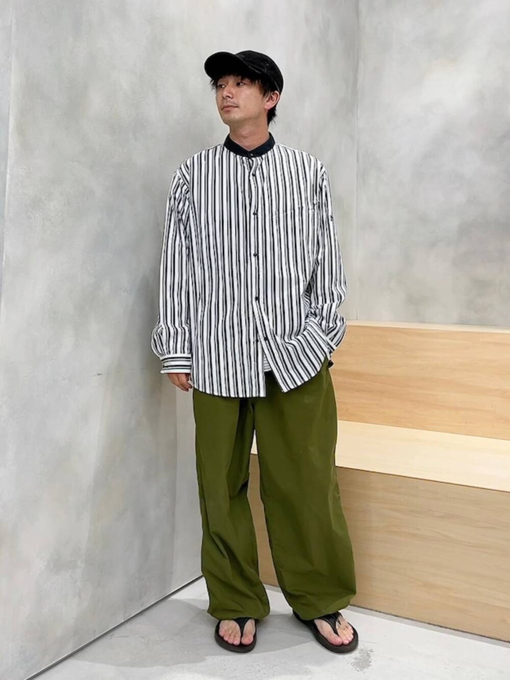 「低身長、ヴィンテージ、オーバーサイズ、ワイドパンツ、niko and ...、NUMERALS、ミリタリー、シャツ」｜「OOFOSの【OOFOS(ウーフォス)】OOriginal（サンダル、ブラック系）」を使った、ニコまるさん（メンズ・168cm）の夏コーディネートの1枚目の写真