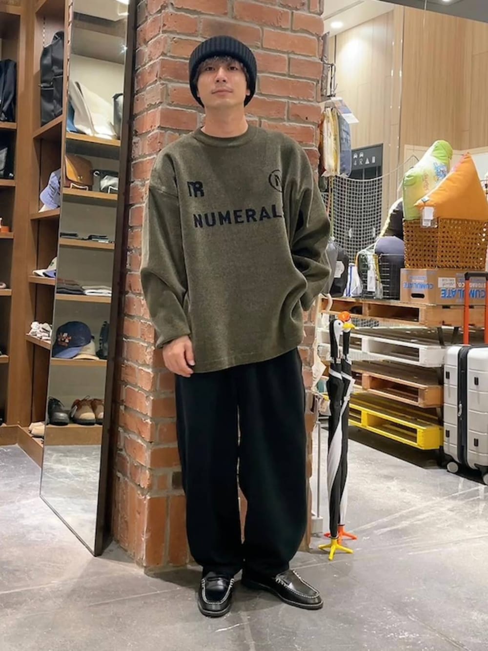 「低身長、ワントーン、ヴィンテージ、オーバーサイズ、ワイドパンツ、niko and ...、NUMERALS、ニット、冬コーデ、秋コーデ」｜「niko and...のクラシックコインローファー（ローファー、ブラック系）」を使った、ニコまるさん（メンズ・168cm）の秋コーディネートの1枚目の写真