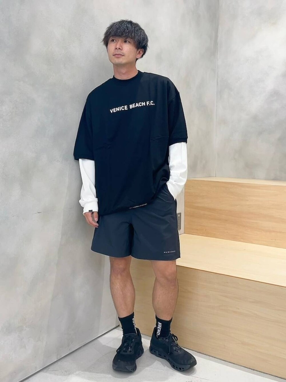 「低身長、ワントーン、オーバーサイズ、niko and ...、NUMERALS、ショーツ、Tシャツ、VBFC_nikoand...、ロンT、レイヤードスタイル」｜「Onの【On(オン)】Cloudmonster（スニーカー、ブラック系）」を使った、ニコまるさん（メンズ・168cm）の夏コーディネートの1枚目の写真