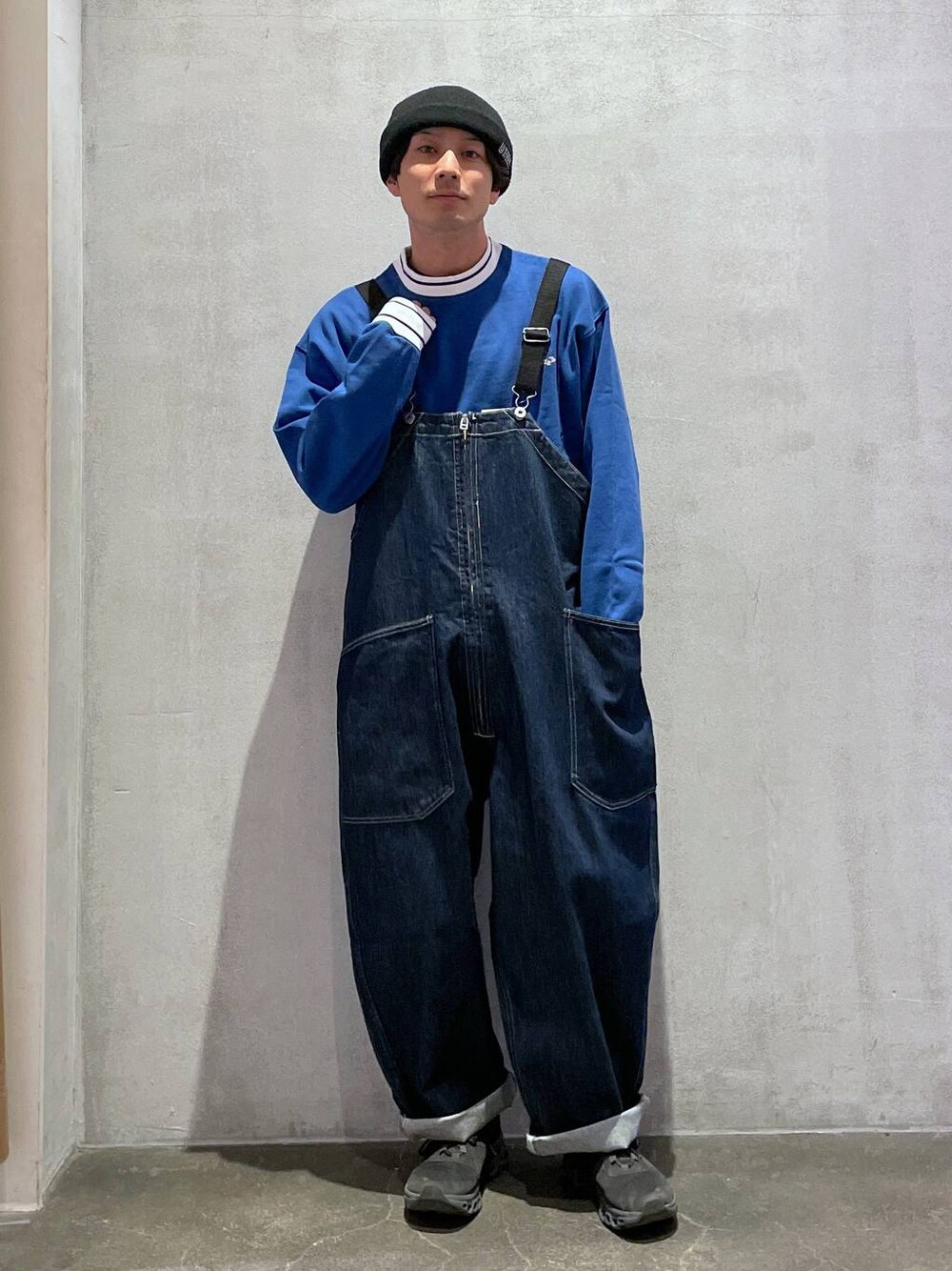 「低身長、ワントーン、ヴィンテージ、オーバーサイズ、ワイドパンツ、niko and ...、スウェット、andST、デニムパンツ、カジュアル」｜「niko and...の【Shigeki Terukina】コラボスウェットプルオーバー（スウェット、ブルー系）」を使った、ニコまるさん（メンズ・168cm）の冬コーディネートの1枚目の写真