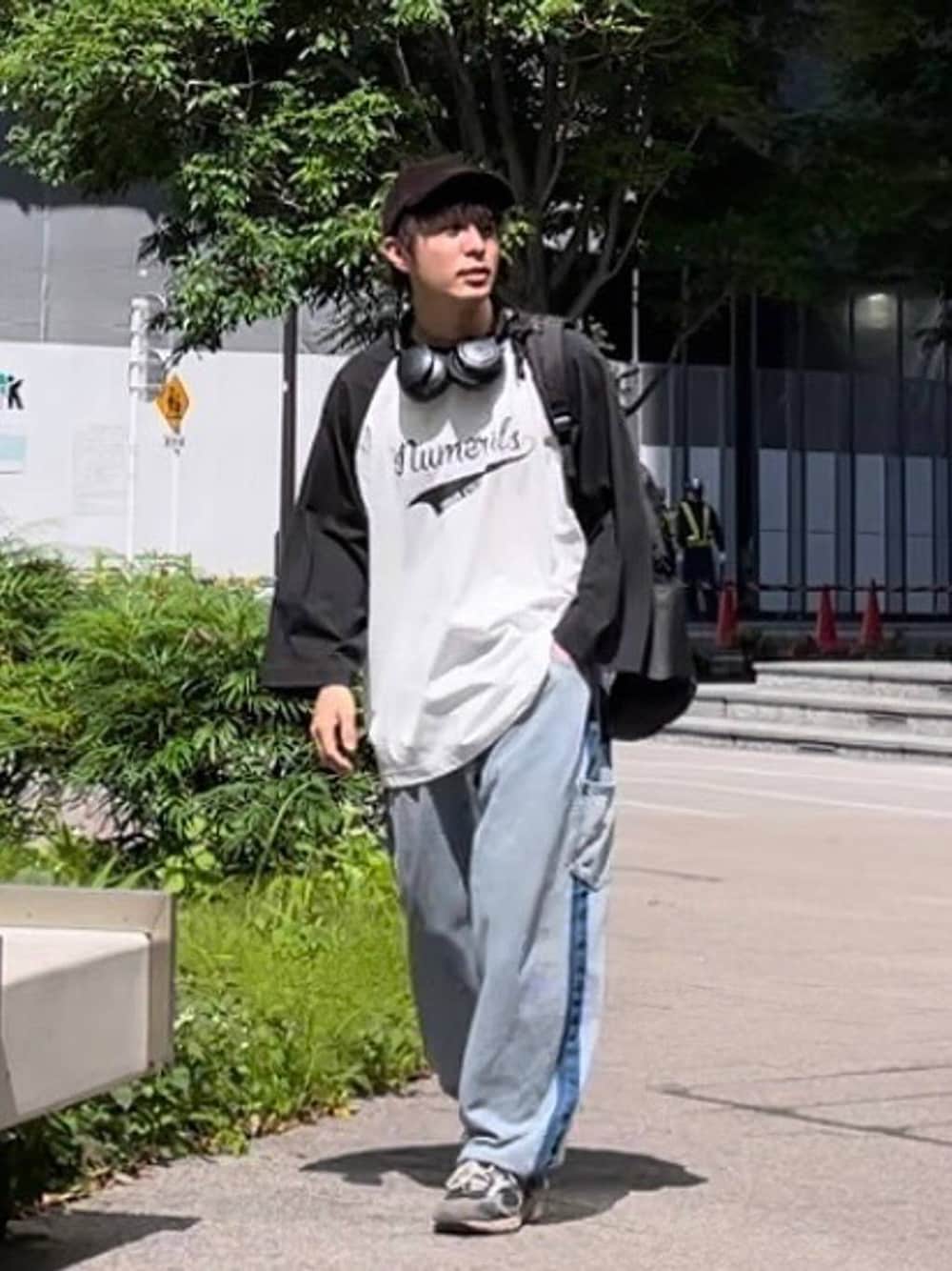 「オーバーサイズ、niko and ...、低身長、ワントーン、ヴィンテージ、ワイドパンツ、NUMERALS、Tシャツ、デニムパンツ」｜「niko and...の［niko and ...JEANS 2023AW］デニムリメイク風ラインパンツ（デニムパンツ、ブルー系）」を使った、ニコまるさん（メンズ・168cm）の春コーディネートの1枚目の写真