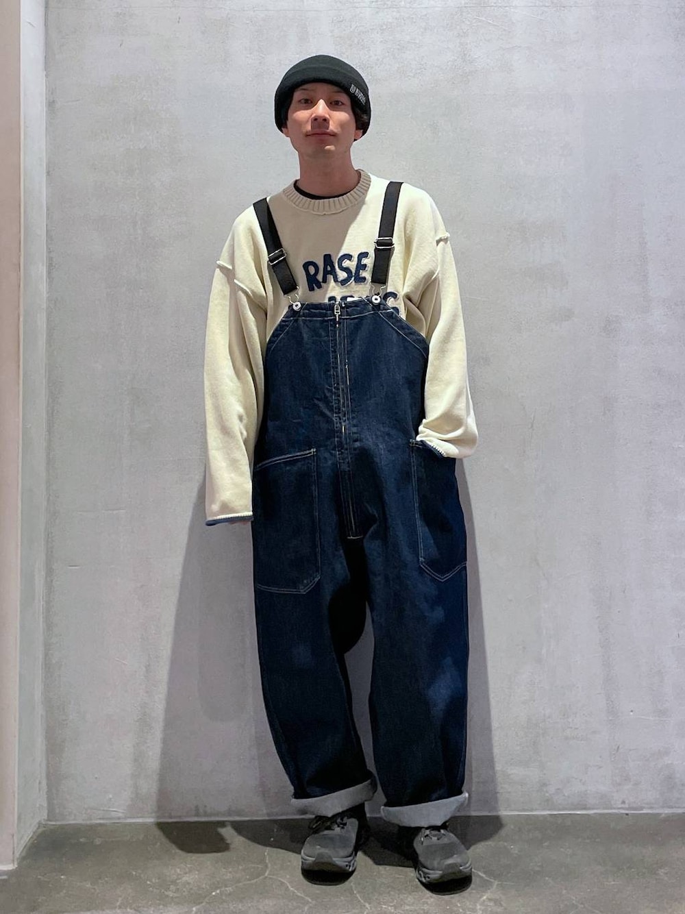 「低身長、ワントーン、ヴィンテージ、オーバーサイズ、ワイドパンツ、niko and ...、ニット、andST、サロペット、デニムパンツ、NKJコーデ_niko and ...」｜「niko and...の[niko and ...JEANS 2025SS]デニムオーバーオール（サロペット/オーバーオール、ブルー系）」を使った、ニコまるさん（メンズ・168cm）の冬コーディネートの1枚目の写真