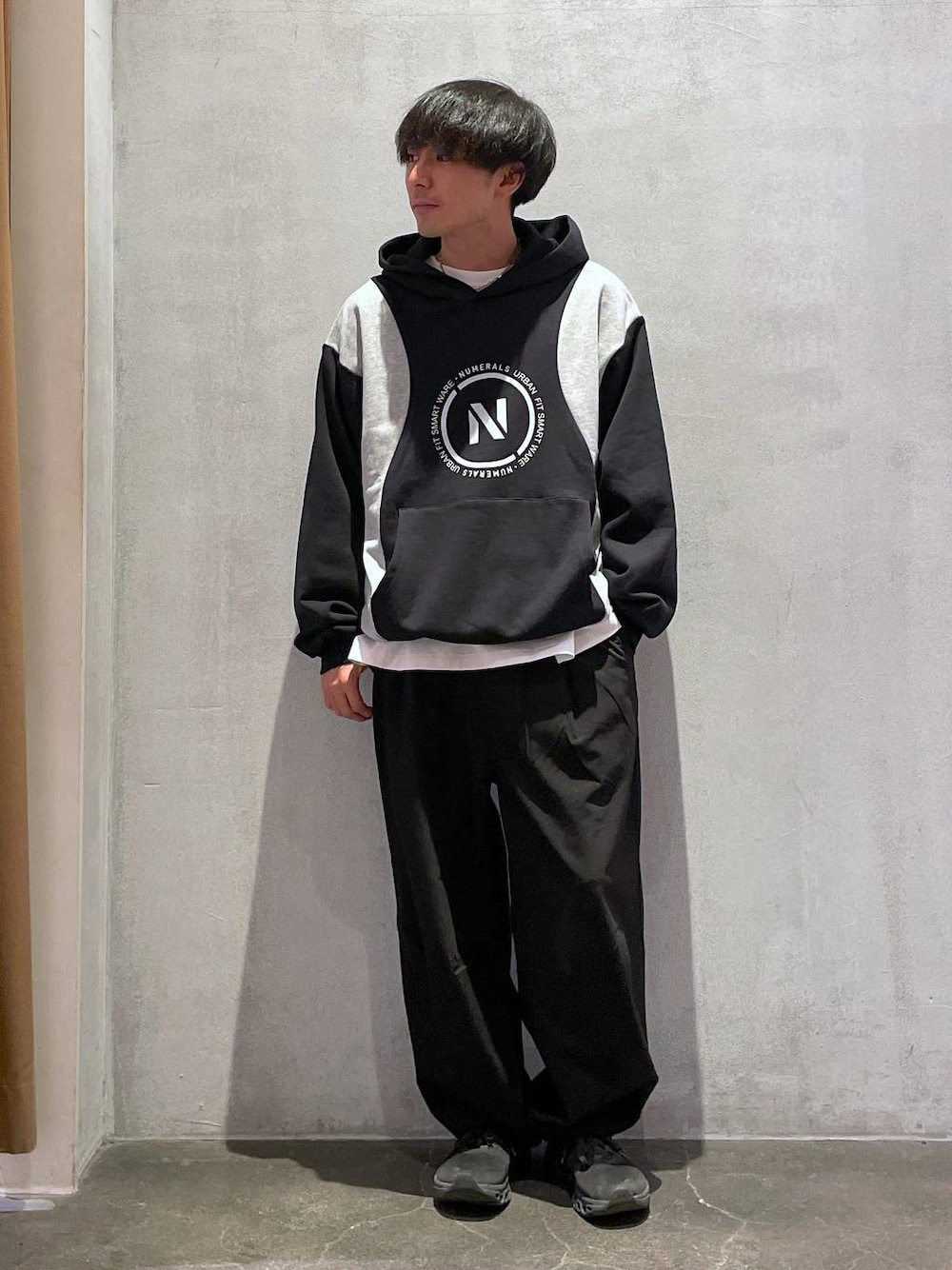 「低身長、ワントーン、ヴィンテージ、オーバーサイズ、ワイドパンツ、niko and ...、NUMERALS、パーカー、スウェット、andST」｜「niko and...のTRリラックスバレルパンツ（その他パンツ、ブラック系）」を使った、ニコまるさん（メンズ・168cm）の冬コーディネートの1枚目の写真