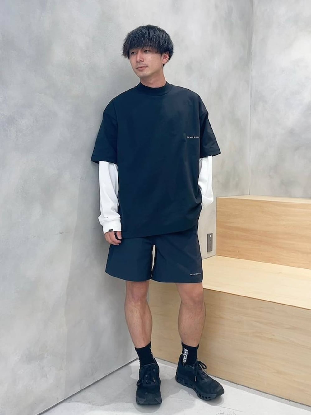「低身長、ワントーン、ヴィンテージ、オーバーサイズ、niko and ...、NUMERALS、ショーツ、Tシャツ、ロンT」｜「NUMERALSの【NUMERALS】ロゴショーツ（その他パンツ、ブラック系）」を使った、ニコまるさん（メンズ・168cm）の夏コーディネートの1枚目の写真