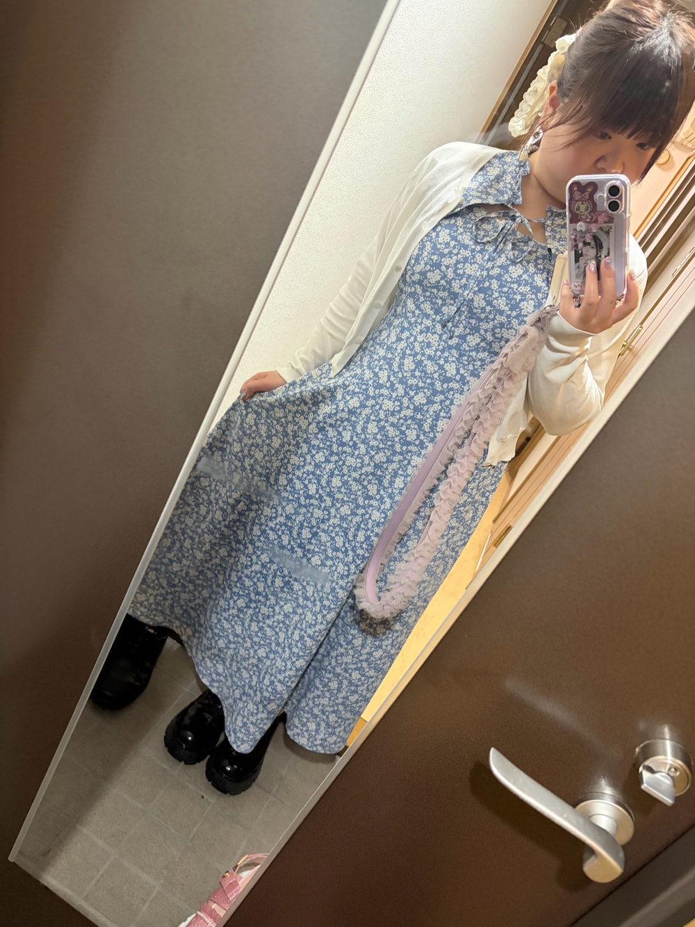 ブルー系のワンピース、ホワイト系のカーディガン/ボレロ、ブラウン系のローファーを着用したレディースの夏コーディネートの1枚目の写真