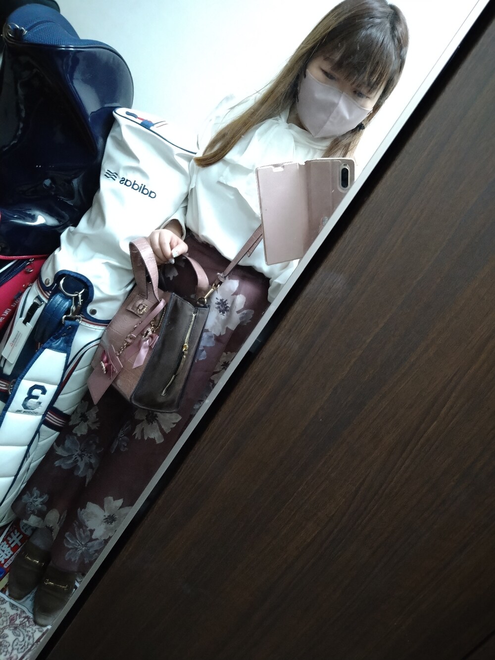 ブラウン系のスカート、ホワイト系のシャツ/ブラウス、ピンク系のショルダーバッグを着用したレディースの秋コーディネートの1枚目の写真