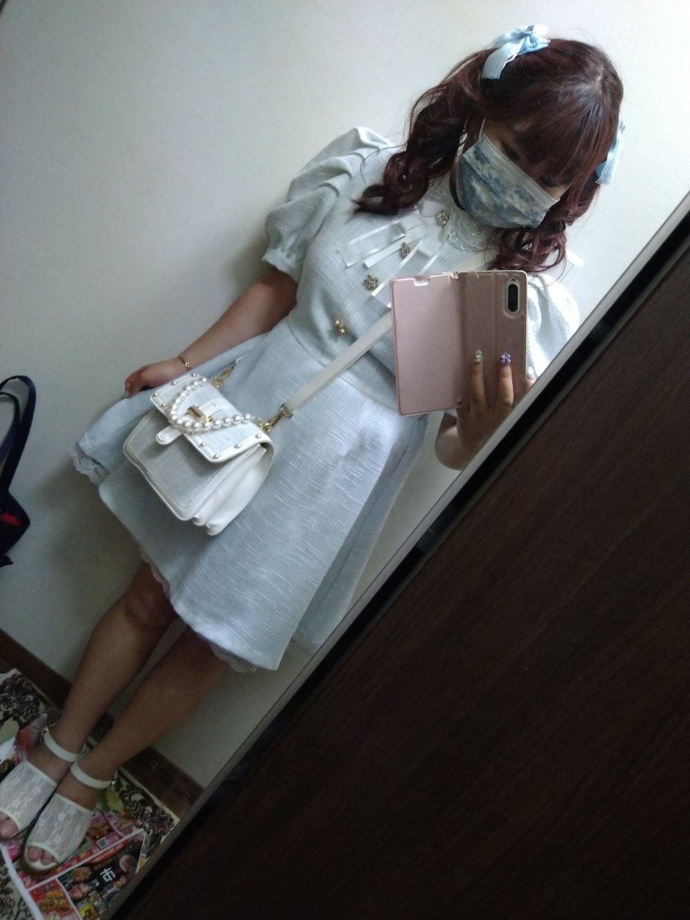 ブルー系のワンピース、ブルー系のショルダーバッグ、ホワイト系のサンダルを着用したレディースの夏コーディネートの1枚目の写真