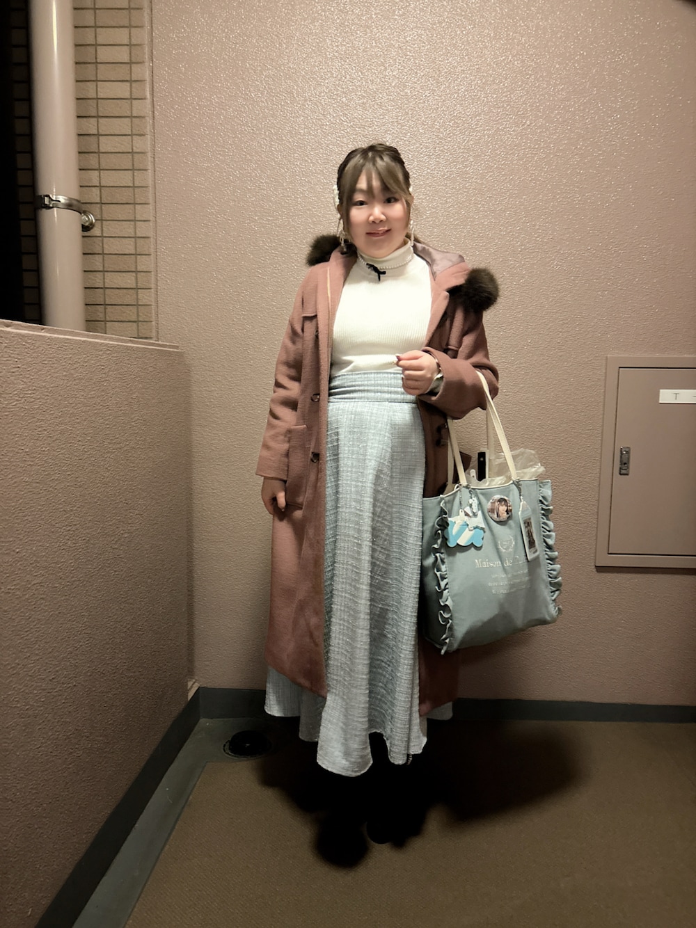 「31 Sons de mode、Ank Rouge、WILL SELECTION、Maison de FLEUR、推し活コーデ、白×水色、水色ツイードスカート、STU48」｜「Maison de FLEURのデニムフリルトートバッグ（トートバッグ、ブルー系）」を使った、funamonさん（レディース・152cm）の冬コーディネートの1枚目の写真