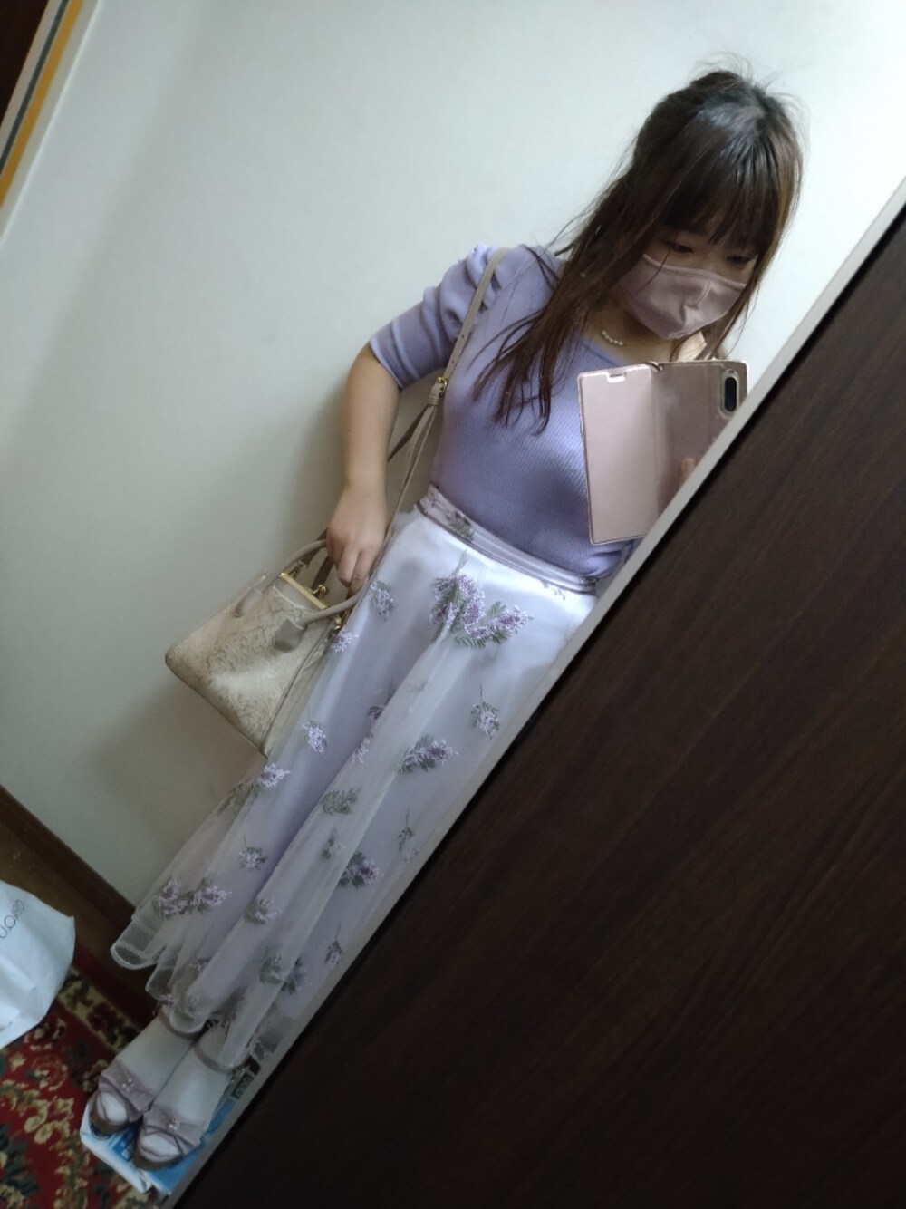 ベージュ系のショルダーバッグ、パープル系のスカート、パープル系のニット/セーターを着用したレディースの秋コーディネートの1枚目の写真