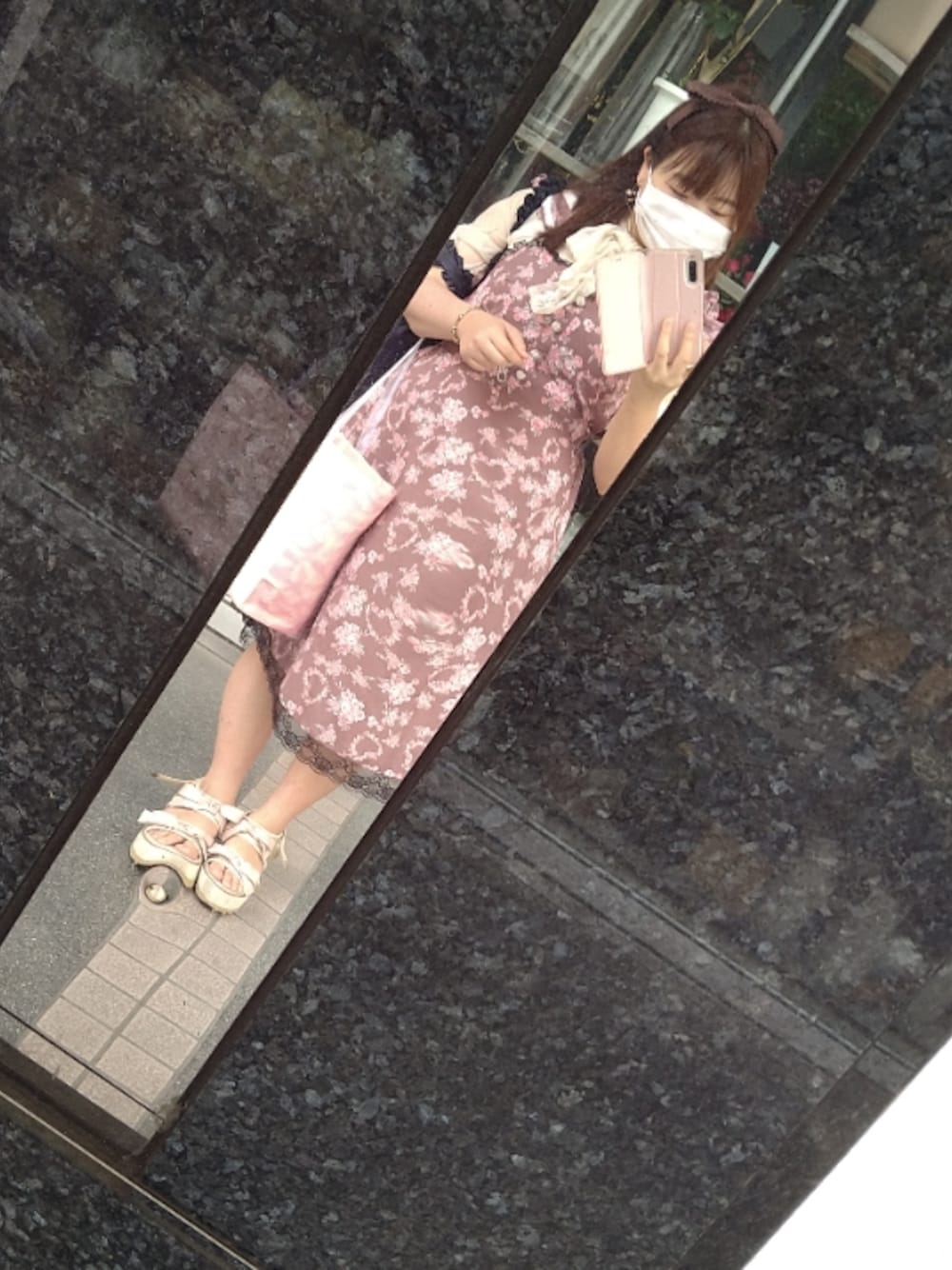 ゴールド系のサンダル、ブラウン系のワンピース、ベージュ系のシャツ/ブラウスを着用したレディースの秋コーディネートの1枚目の写真