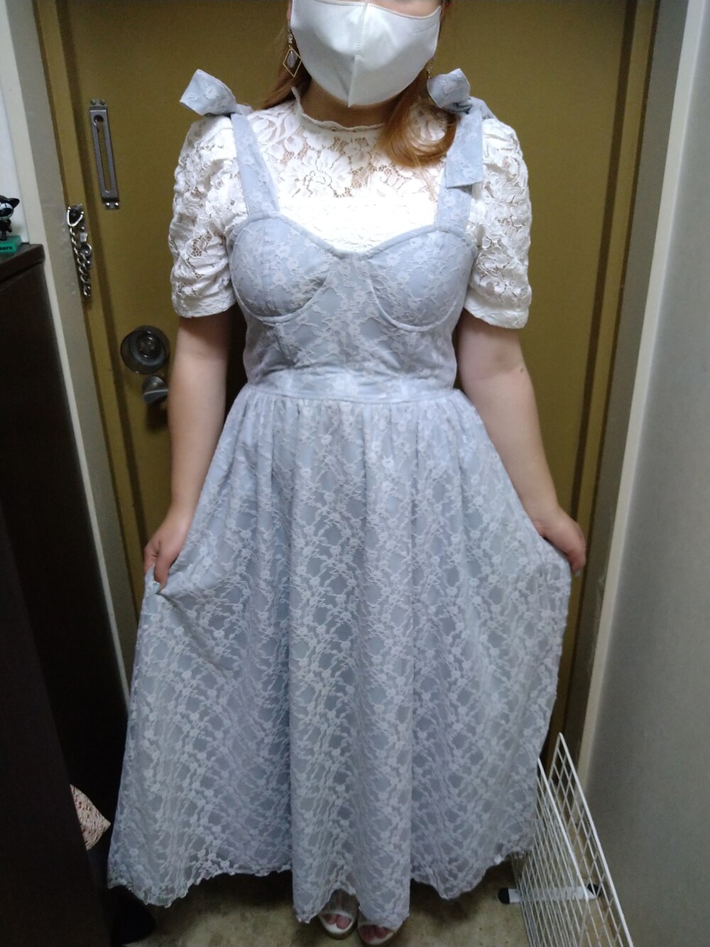 ブルー系のワンピース、ホワイト系のシャツ/ブラウス、ホワイト系のサンダルを着用したレディースの夏コーディネートの1枚目の写真