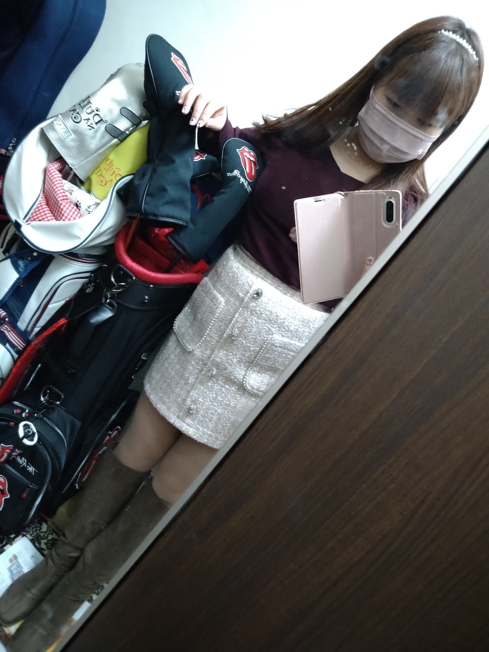 グレー系のジャケット/アウター、レッド系のニット/セーター、ピンク系のスカートを着用したレディースの冬コーディネートの2枚目の写真