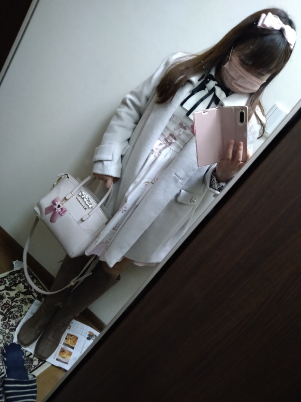 グレー系のジャケット/アウター、ピンク系のジャンパースカート、ホワイト系のニット/セーターを着用したレディースの冬コーディネートの1枚目の写真