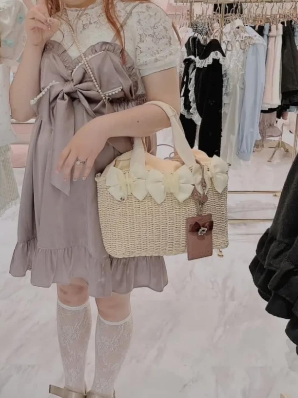 ホワイト系のバッグ、ピンク系のワンピース、ピンク系のサンダルを着用したレディースの春コーディネートの1枚目の写真