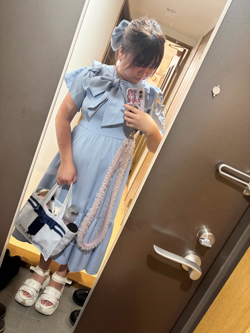 ブルー系のワンピース/ドレス、ブルー系のトートバッグ、ホワイト系のサンダルを着用したレディースの夏コーディネートの1枚目の写真