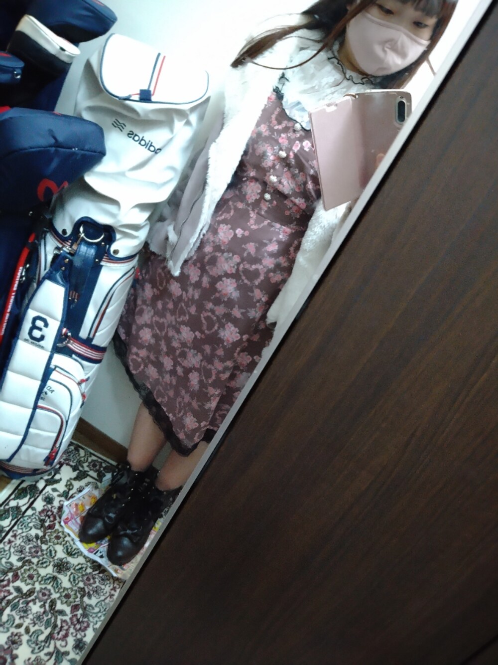 ブラウン系のブーツ、ホワイト系のシャツ/ブラウス、ブラウン系のワンピースを着用したレディースの秋コーディネートの1枚目の写真