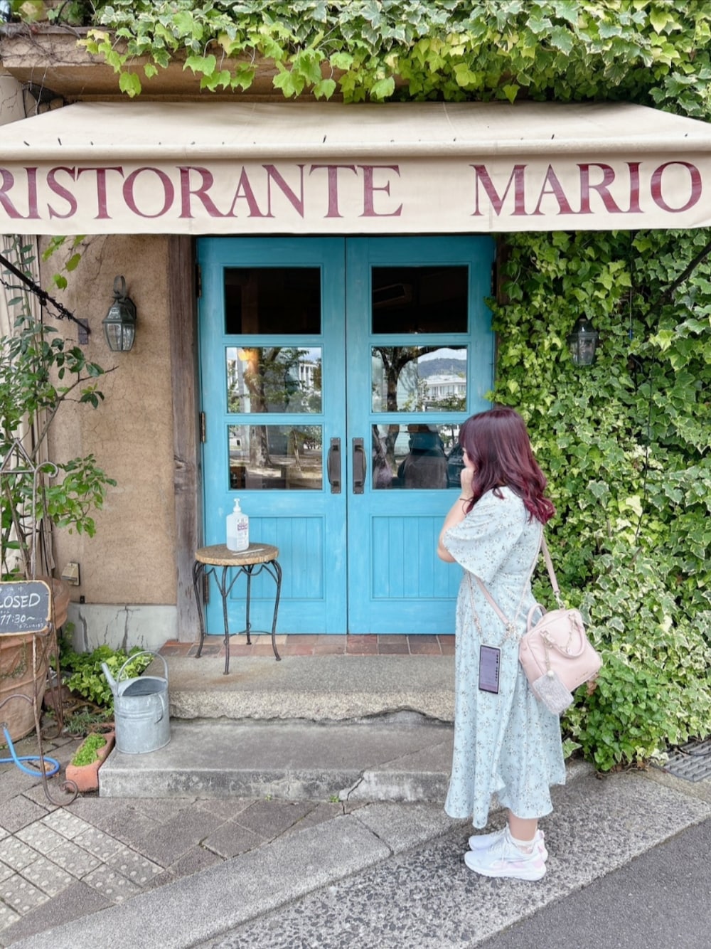 「Maison de FLEUR 、31 Sons de mode、PUMA、スニーカーコーデ、ワンピース×スニーカー、オトナ女子、友達とランチ、ランチコーデ、休日コーデ」｜「Maison de FLEURのアイテム（ショルダーバッグ、ピンク系）」を使った、funamonさん（レディース・152cm）の秋コーディネートの1枚目の写真