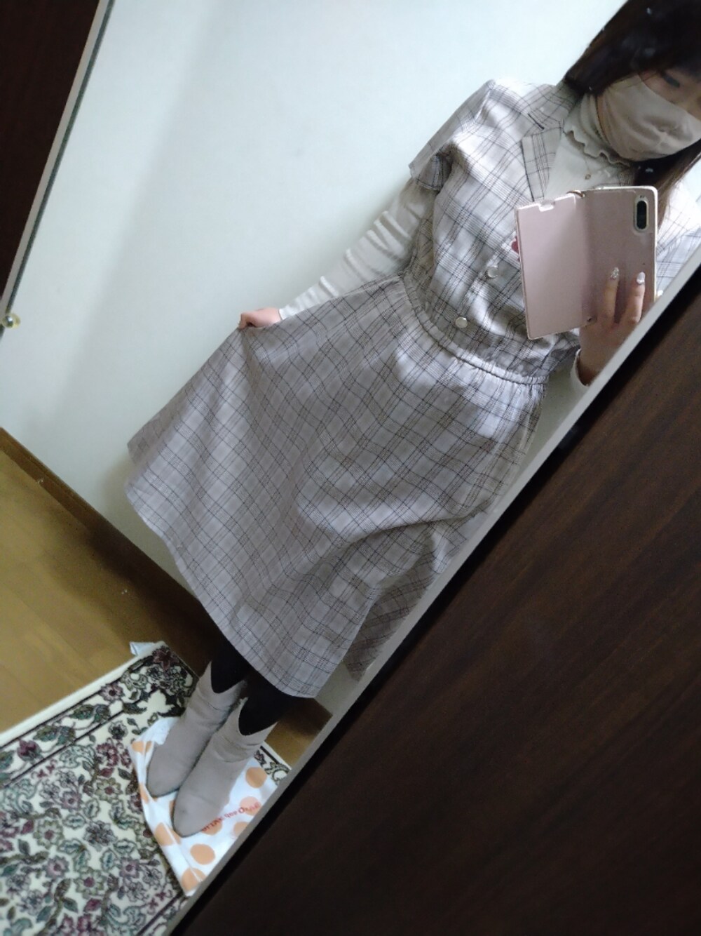 ブラウン系のワンピース、ホワイト系のニット/セーター、グレー系のブーツを着用したレディースの冬コーディネートの1枚目の写真