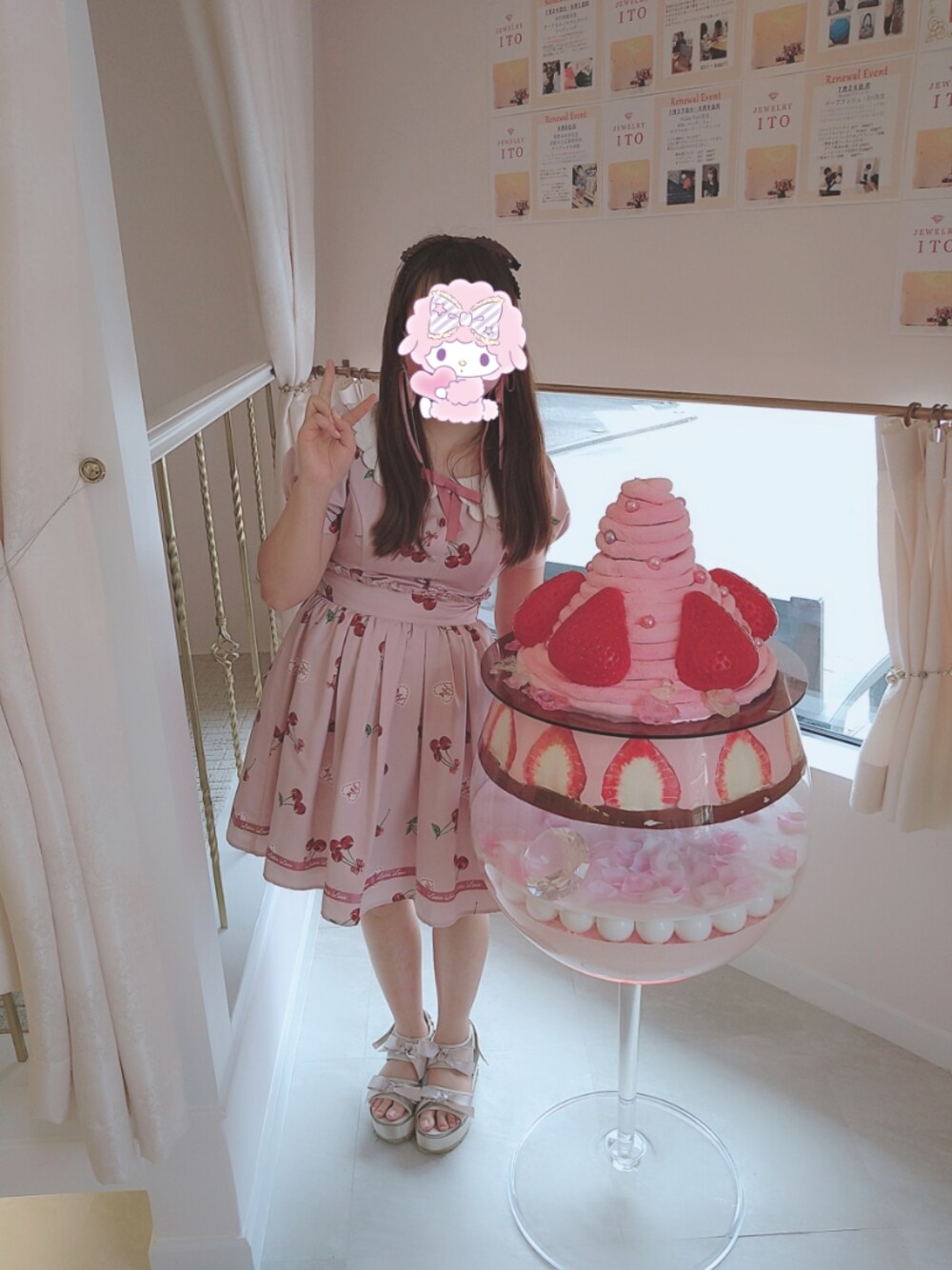 「Ank Rouge、Ank Rougeオリジナル柄、チェリー柄、OLIVE des OLIVE、インスタ映えカフェ、インスタ映えワンピース、さくらんぼ柄、ピンクコーデ、休日コーデ」｜「OLIVE des OLIVEのダブルリボンサンダル（サンダル、ゴールド系）」を使った、funamonさん（レディース・152cm）の夏コーディネートの1枚目の写真