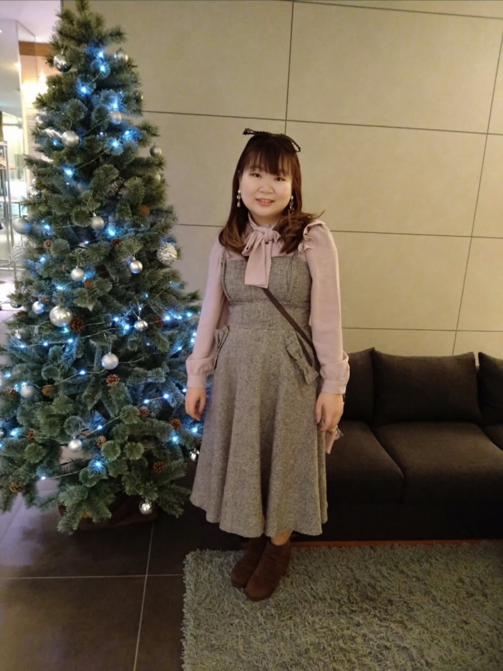 ブラウン系のワンピース/ドレス、ピンク系のシャツ/ブラウス、ブルー系のショルダーバッグを着用したレディースの冬コーディネートの1枚目の写真
