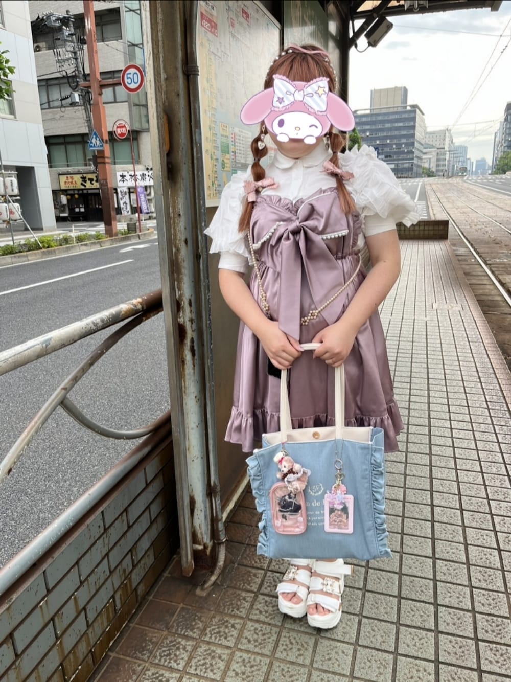 「夏コーデ、推し活コーデ、推し活、高嶺のなでしこ、たかねこ、Ank Rouge、ピンクコーデ、白×ピンク、evelyn、スポーツサンダル、スポサンコーデ、seemi.byNICE CLAUP、Maison de FLEUR、メゾンドフルール、推し活バッグ」｜「Seemi. byNICECLAUPの【Seemi】フリルボウタイブラウス（シャツ/ブラウス、ホワイト系）」を使った、funamonさん（レディース・152cm）の夏コーディネートの1枚目の写真